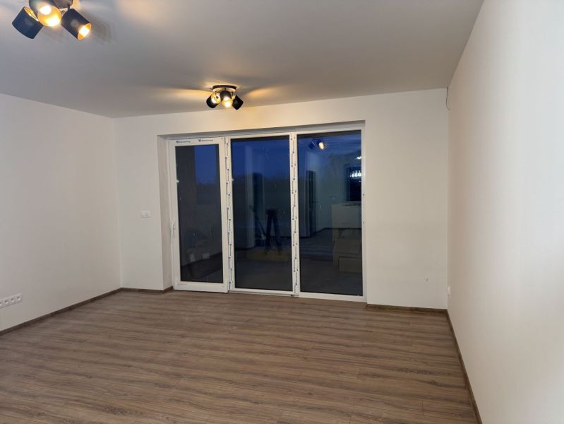 ‼️‼️znížená cena‼️‼️Awreal ponúka na predaj 4izbový bungalov v Hornom  - Izba v rodinnom dome s podlahou s dreveným dekorom a posuvnými dverami.