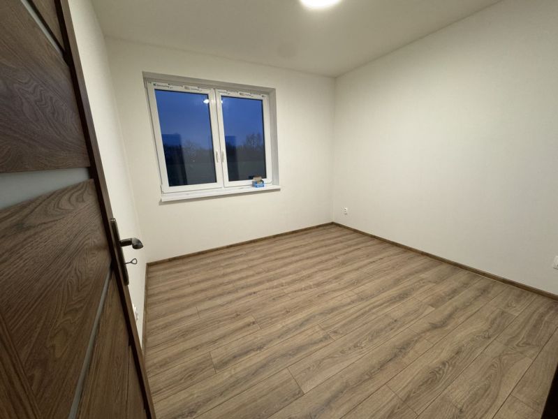 ‼️‼️znížená cena‼️‼️Awreal ponúka na predaj 4izbový bungalov v Hornom  - Prázdna izba s podlahou s dreveným dekorom, oknom a bielymi stenami v rodinnom dome.