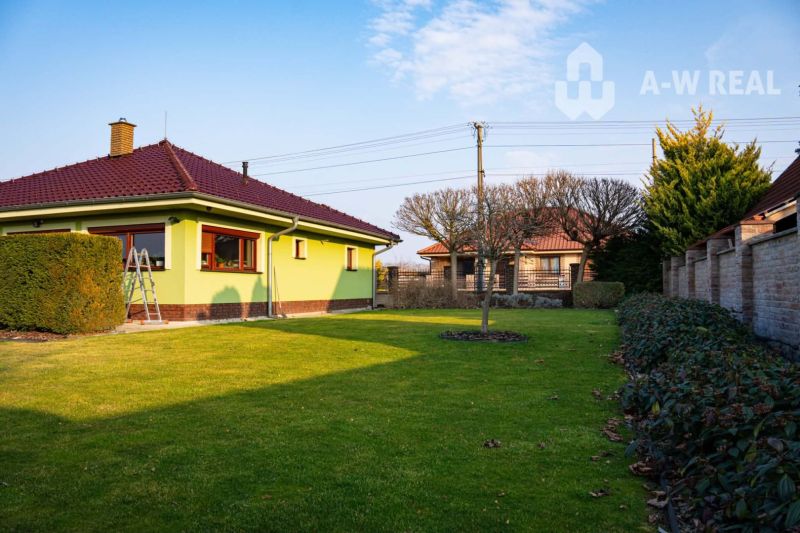 ☎️0918197701 Výnimočný, veľkometrážny 7-i rodinný dom s nádherným veľk - Rodinný dom v Dolnom Bare so zeleným trávnikom a upraveným dvorom.
