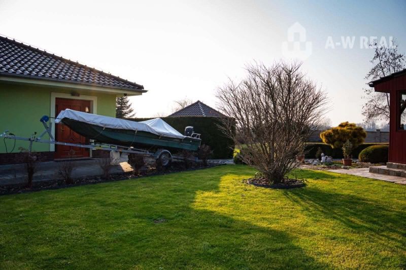 ☎️0918197701 Výnimočný, veľkometrážny 7-i rodinný dom s nádherným veľk - Záhrada Rodinného domu v Dolnom Bare s loďou na vozíku a udržiavaným trávnikom.