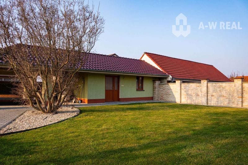 ☎️0918197701 Výnimočný, veľkometrážny 7-i rodinný dom s nádherným veľk - Rodinný dom v Dolnom Bare s červenou strechou a udržiavanou prednou záhradou.