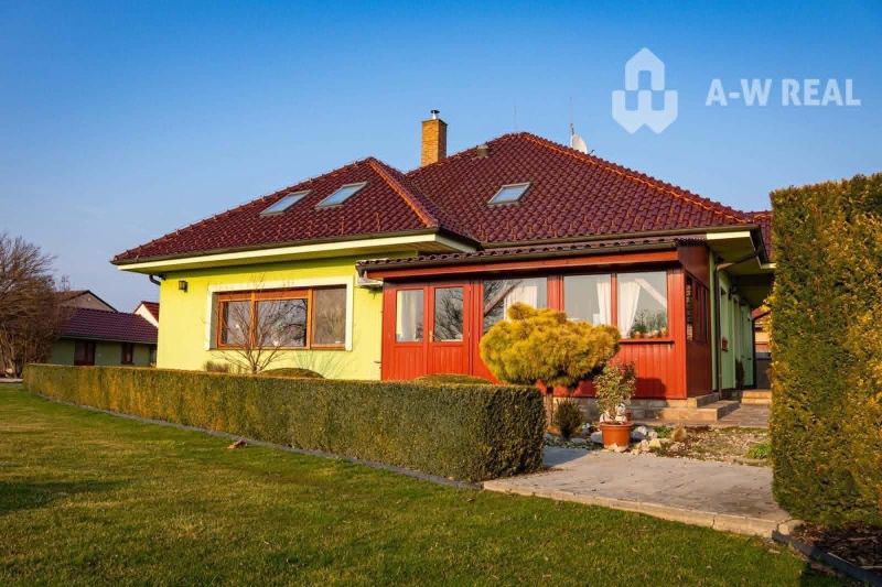 ☎️0918197701 Výnimočný, veľkometrážny 7-i rodinný dom s nádherným veľk - Rodinný dom v Dolnom Bare s červenou strechou, presklenou verandou a udržiavanou záhradou.
