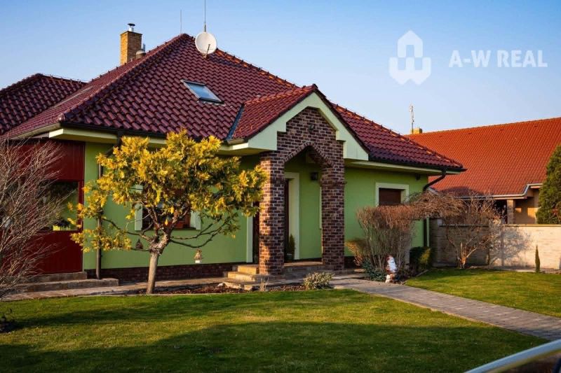 ☎️0918197701 Výnimočný, veľkometrážny 7-i rodinný dom s nádherným veľk - Rodinný dom v Dolnom Bare so zelenou fasádou, červenou strechou a upravenou záhradou.