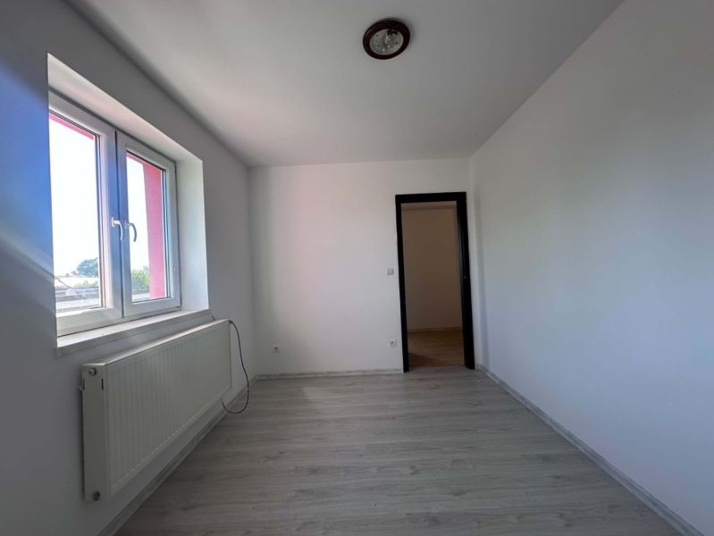☎️ 0918/197 701 NA PREDAJ 3-izbový byt v Lehniciach s vlastným kúrením - Izba s bielymi stenami, podlahou s dreveným dekorom a oknom v 3-izbovom byte.