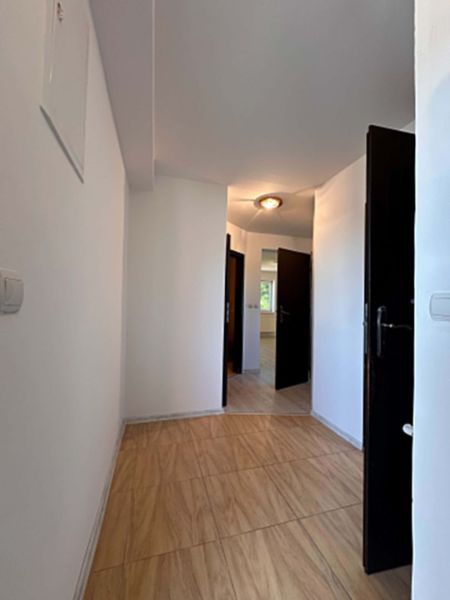 ☎️ 0918/197 701 NA PREDAJ 3-izbový byt v Lehniciach s vlastným kúrením - Chodba v 3-izbovom byte s podlahou s dreveným dekorom a bielymi stenami.