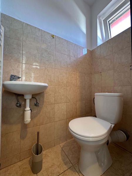 ☎️ 0918/197 701 NA PREDAJ 3-izbový byt v Lehniciach s vlastným kúrením - Kúpeľňa s toaletou a umývadlom v 3-izbovom byte, obklady až po strop.
