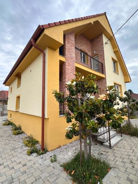 ☎️ 0918/197 701 - Rodinný dom vo Veľkom Mederi s tehlovým obkladom a upravenou záhradou.