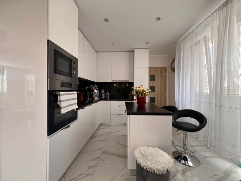 ☎️ 0918/197 701 - Kuchyňa v rodinnom dome s bielym nábytkom, mramorovou podlahou a barovými stoličkami.