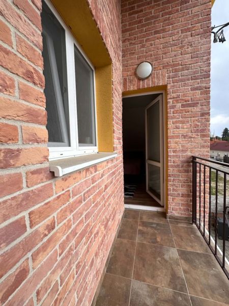 ☎️ 0918/197 701 - Balkón rodinného domu vo Veľkom Mederi s tehlovou stenou a keramickou dlažbou.