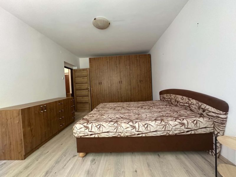 ☎️ 0918197701 Na prenájom  zariadený 1 izbový byt  na sídlisku západ n - Izba s posteľou, dreveným nábytkom a podlahou s dreveným dekorom v 1-izbovom byte.