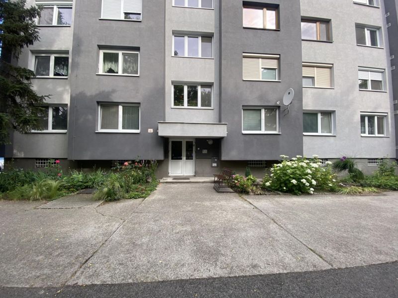 ☎️ 0918197701 Na prenájom  zariadený 1 izbový byt  na sídlisku západ n - Šedá fasáda panelového bytového domu s piatimi oknami v Dunajskej Strede.