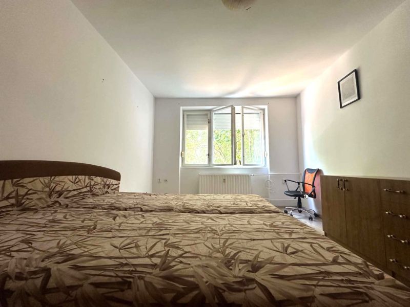 ☎️ 0918197701 Na prenájom  zariadený 1 izbový byt  na sídlisku západ n - Spálňa v 1-izbovom byte s otvoreným oknom, kreslom a skrinkou.