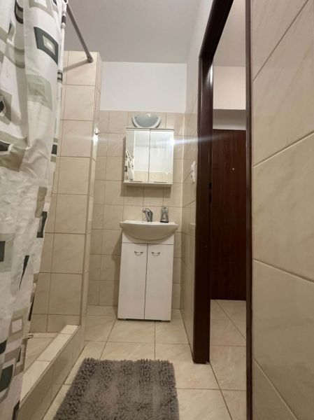 ☎️ 0918197701 Na prenájom  zariadený 1 izbový byt  na sídlisku západ n - Kúpeľňa v 1-izbovom byte s umývadlom, sprchovým kútom a dlažbou.