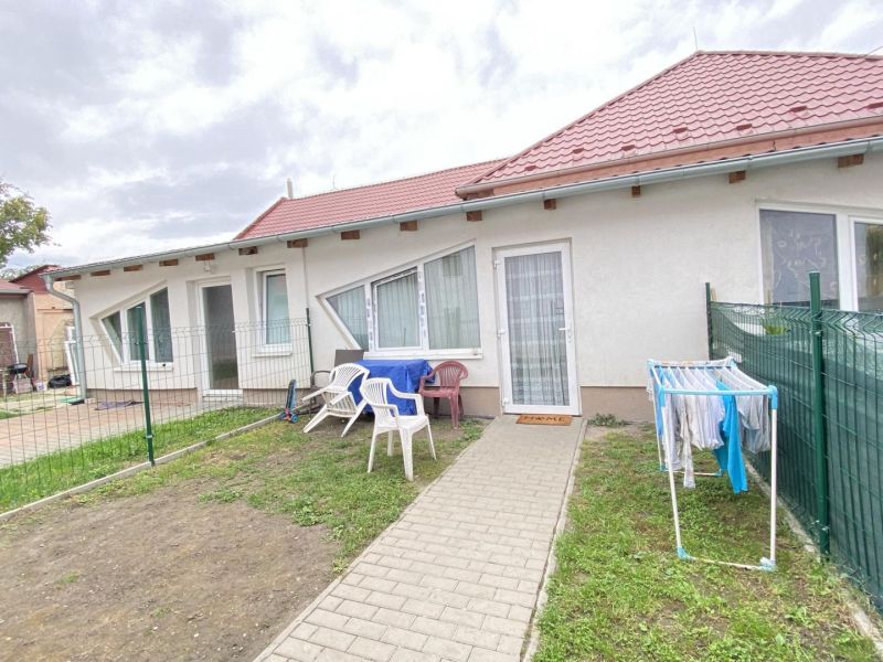 ☎️ 0918197701-NA PREDAJ  APARTMÁNOVÝ  DOM V KÚPEĽNOM MESTE  VO VEĽKOM  - Rodinný dom vo Veľkom Mederi s terasou, stoličkami a sušiakom na bielizeň.
