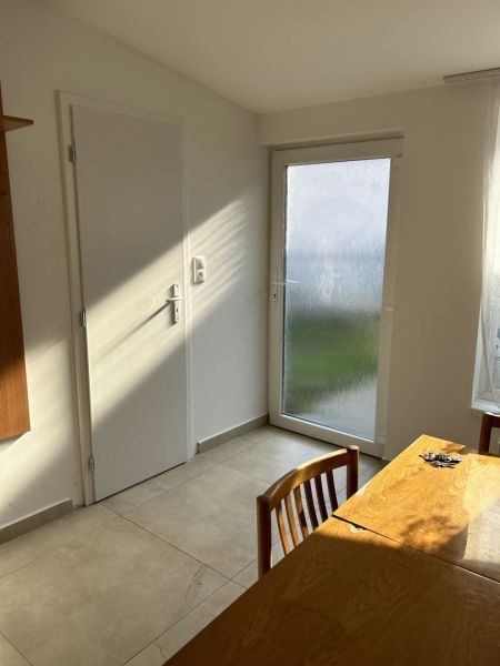 ☎️ 0918197701-NA PREDAJ  APARTMÁNOVÝ  DOM V KÚPEĽNOM MESTE  VO VEĽKOM  - Interiér rodinného domu s keramickou podlahou, dreveným stolom a sklenenými dverami.