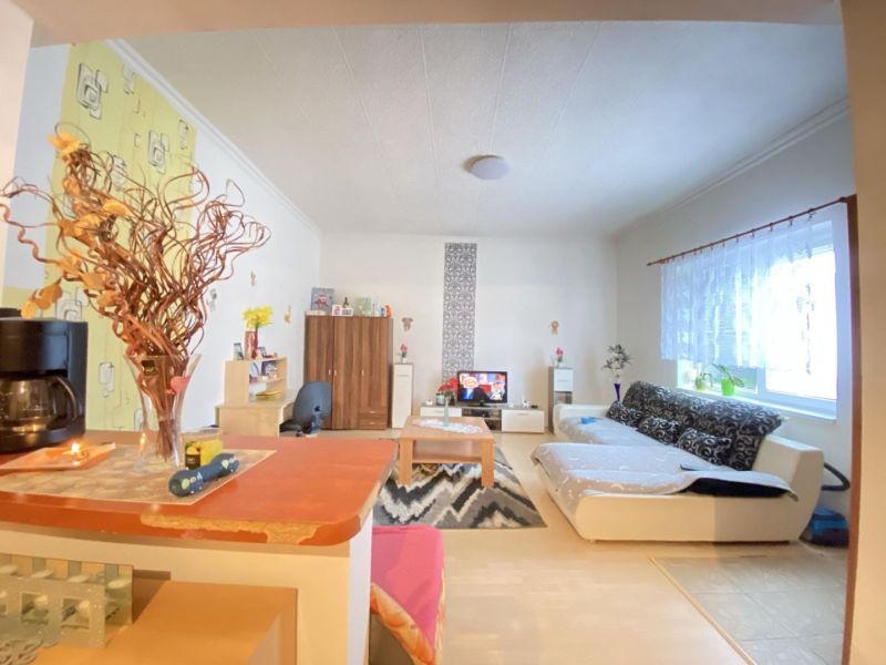 ☎️ 0918197701-NA PREDAJ  APARTMÁNOVÝ  DOM V KÚPEĽNOM MESTE  VO VEĽKOM  - Obývačka v rodinnom dome s pohovkou a podlahou s dreveným dekorom.