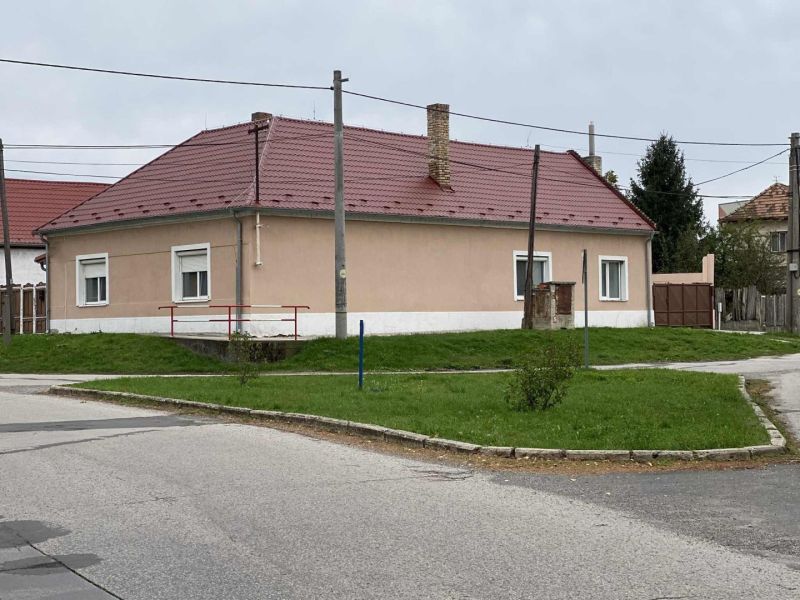 ☎️ 0918197701-NA PREDAJ  APARTMÁNOVÝ  DOM V KÚPEĽNOM MESTE  VO VEĽKOM  - Rodinný dom vo Veľkom Mederi s červenou strechou a jednoduchou fasádou.