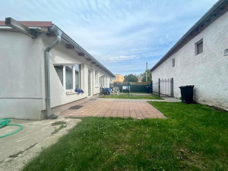 ☎️ 0918197701-NA PREDAJ  APARTMÁNOVÝ  DOM V KÚPEĽNOM MESTE  VO VEĽKOM  - Záhrada s trávnikom a terasou pri rodinnom dome vo Veľkom Mederi.
