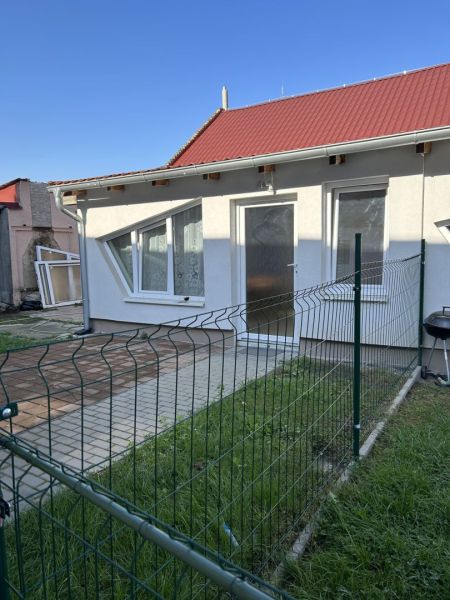 ☎️ 0918197701-NA PREDAJ  APARTMÁNOVÝ  DOM V KÚPEĽNOM MESTE  VO VEĽKOM  - Rodinný dom vo Veľkom Mederi so záhradkou a červenou strechou za plotom.