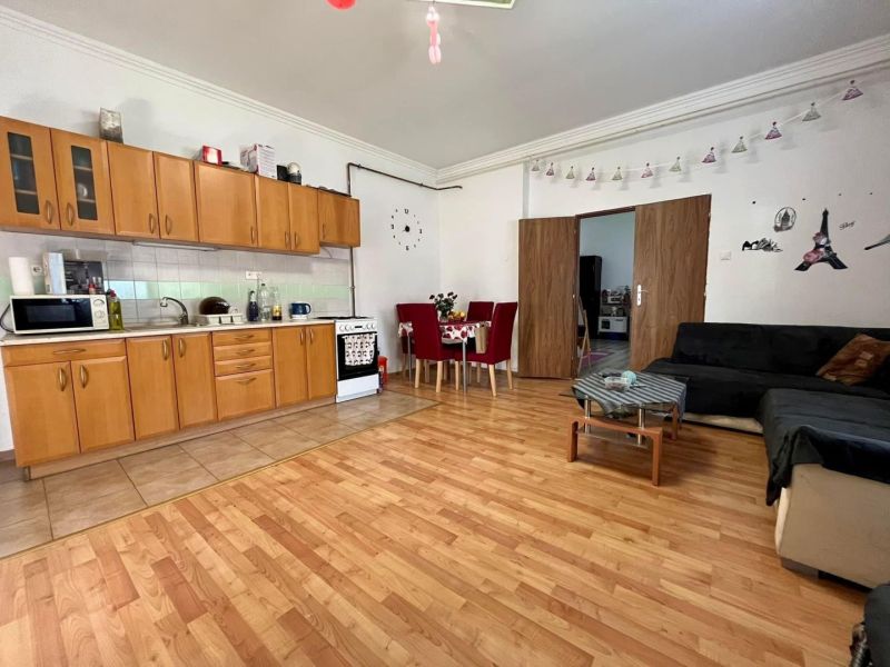 ☎️ 0918197701-NA PREDAJ  APARTMÁNOVÝ  DOM V KÚPEĽNOM MESTE  VO VEĽKOM  - Obývačka rodinného domu s kuchynským kútom, podlahou s dreveným dekorom a nábytkom.