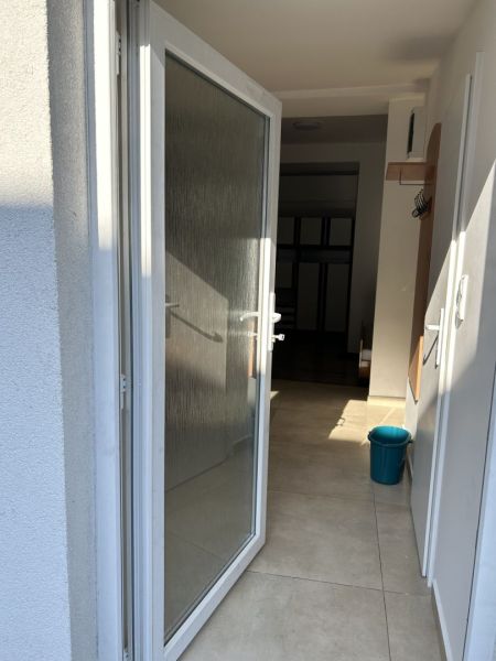 ☎️ 0918197701-NA PREDAJ  APARTMÁNOVÝ  DOM V KÚPEĽNOM MESTE  VO VEĽKOM  - Vstup do rodinného domu s otvorenými dverami, dlažbou a stojacim modrým vedierkom.