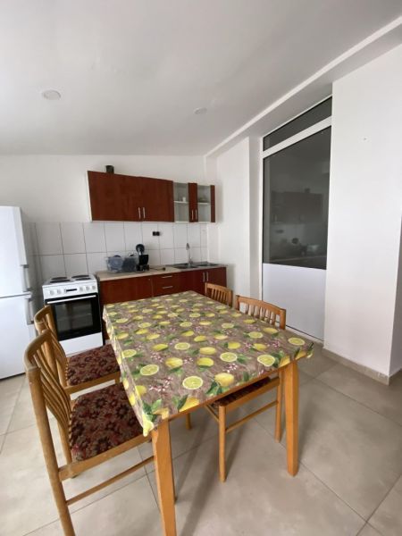 ☎️ 0918197701-NA PREDAJ  APARTMÁNOVÝ  DOM V KÚPEĽNOM MESTE  VO VEĽKOM  - Kuchyňa v rodinnom dome s jedálenským stolom a kuchynskou linkou.
