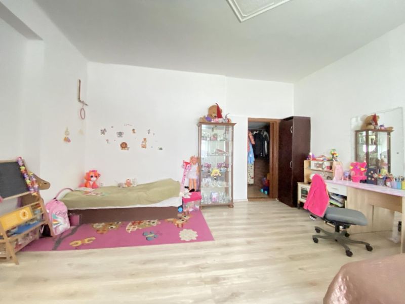 ☎️ 0918197701-NA PREDAJ  APARTMÁNOVÝ  DOM V KÚPEĽNOM MESTE  VO VEĽKOM  - Detská izba v rodinnom dome s posteľou, hračkami a podlahou s dreveným dekorom.