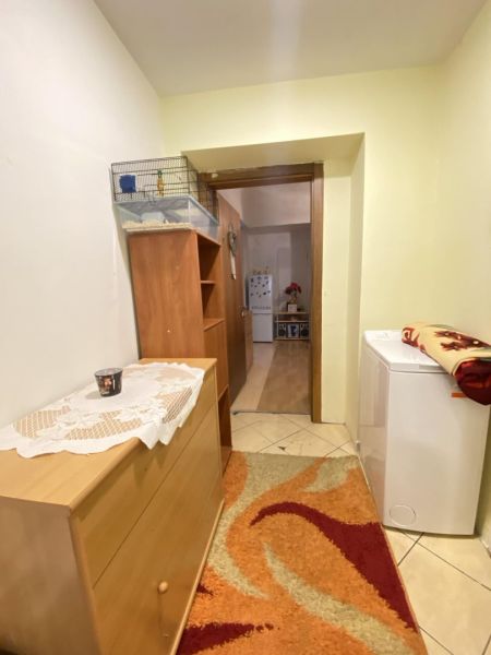 ☎️ 0918197701-NA PREDAJ  APARTMÁNOVÝ  DOM V KÚPEĽNOM MESTE  VO VEĽKOM  - Chodba v rodinnom dome so skrinkami, kobercom a klietkou na nábytok.