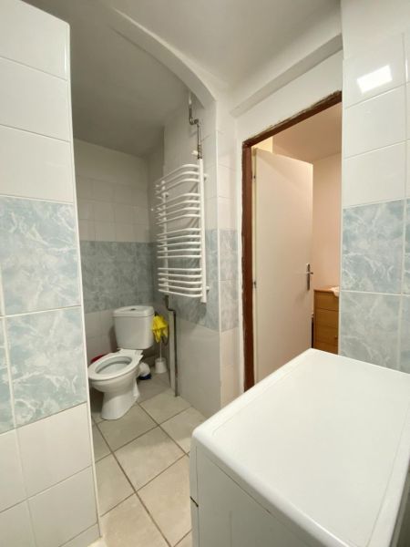 ☎️ 0918197701-NA PREDAJ  APARTMÁNOVÝ  DOM V KÚPEĽNOM MESTE  VO VEĽKOM  - Kúpeľňa v rodinnom dome s práčkou, toaletou a obkladom v bielomodrej kombinácii.
