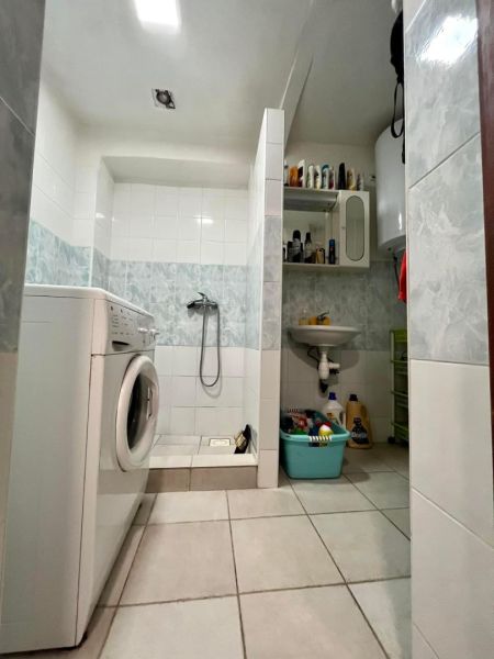 ☎️ 0918197701-NA PREDAJ  APARTMÁNOVÝ  DOM V KÚPEĽNOM MESTE  VO VEĽKOM  - Kúpeľňa v rodinnom dome s práčkou, sprchovacím kútom a úložným priestorom.