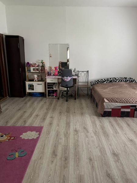 ☎️ 0918197701-NA PREDAJ  APARTMÁNOVÝ  DOM V KÚPEĽNOM MESTE  VO VEĽKOM  - Detská izba s posteľou, písacím stolom a podlahou s dreveným dekorom v rodinnom dome.