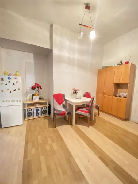 ☎️ 0918197701-NA PREDAJ  APARTMÁNOVÝ  DOM V KÚPEĽNOM MESTE  VO VEĽKOM  - Jedáleň v Rodinnom dome s podlahou s dreveným dekorom, dreveným nábytkom a stropným svietidlom.