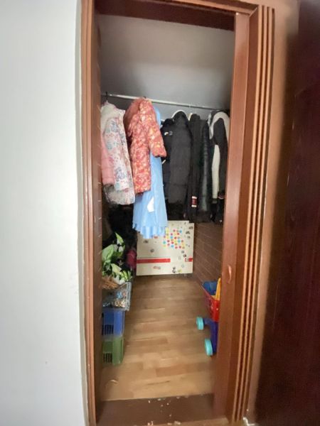 ☎️ 0918197701-NA PREDAJ  APARTMÁNOVÝ  DOM V KÚPEĽNOM MESTE  VO VEĽKOM  - Malá šatňa s oblečením a úložnými boxmi v rodinnom dome, podlaha s dreveným dekorom.