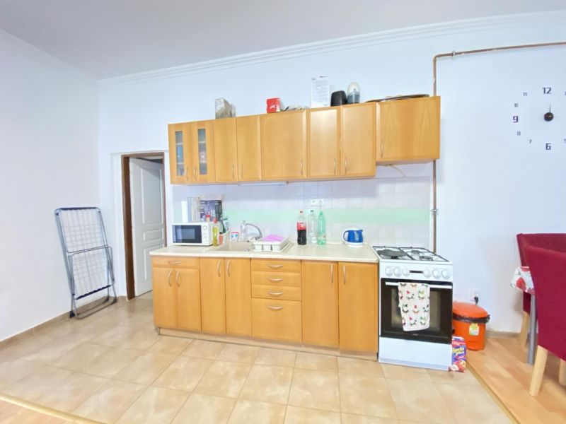 ☎️ 0918197701-NA PREDAJ  APARTMÁNOVÝ  DOM V KÚPEĽNOM MESTE  VO VEĽKOM  - Kuchyňa v rodinnom dome s dreveným dekorom a základným vybavením.