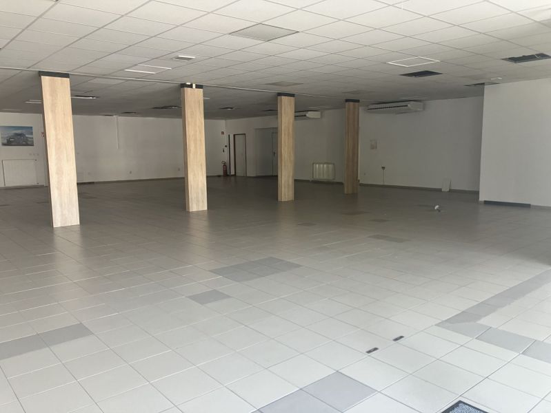 0911 234 656 Prenájom obchodný priestor Dunajská Streda - Prázdne obchodné priestory s dlažbou, stĺpmi a podhľadom.