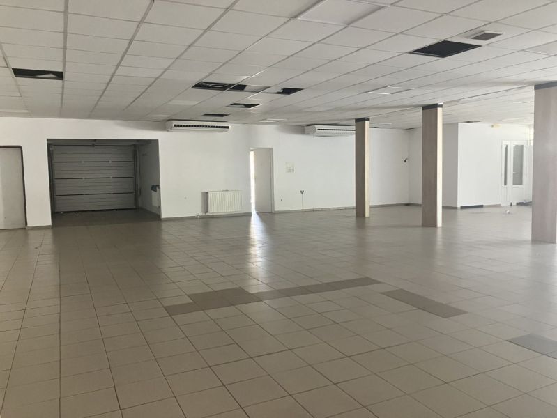 0911 234 656 Prenájom obchodný priestor Dunajská Streda - Obchodné priestory s dlažbou a stĺpmi ponúkajú dostatok otvoreného priestoru.