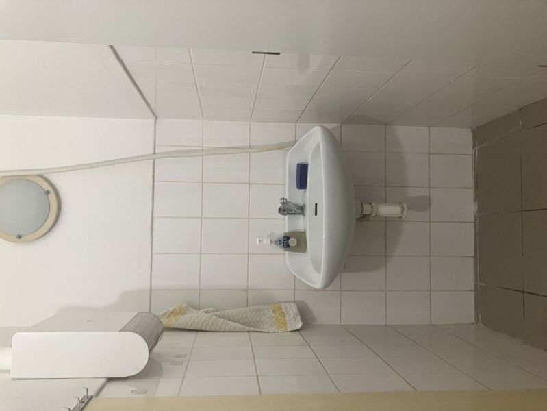 0911 234 656 Prenájom obchodný priestor Dunajská Streda - Umývadlo s dlažbou a mydlom v obchodných priestoroch.