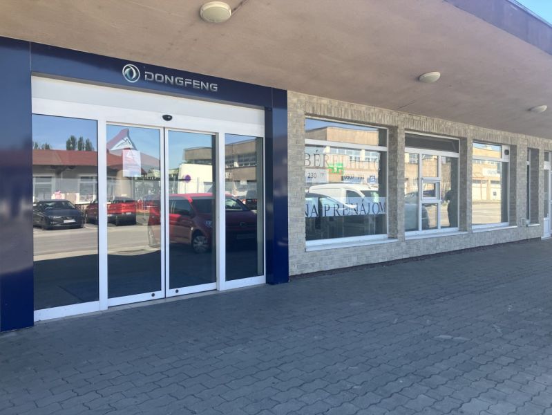 0911 234 656 Prenájom obchodný priestor Dunajská Streda - Obchodné priestory v Dunajskej Strede s preskleným vchodom a výkladmi, ponuka na prenájom.