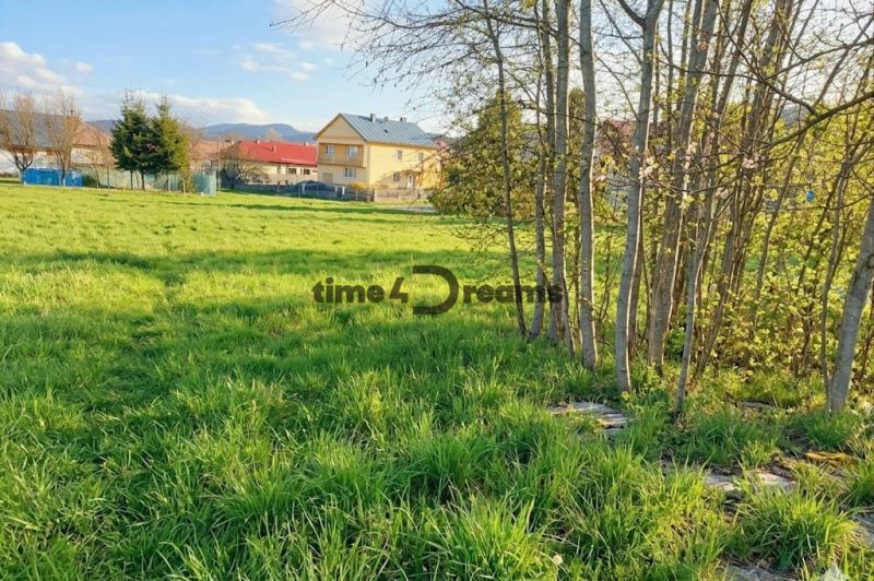 NA PREDAJ pekný pozemok na stavbu domu HROCHOŤ - Záhradný pozemok v Banskej Bystrici na bývanie, obklopený zeleňou a domami.