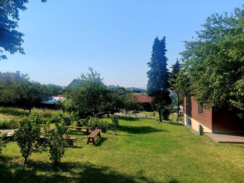  NA PREDAJ Priestranný rodinný dom s farmou  Detva - Záhrada s lavičkami a stromami pri rodinnom dome v Detve.
