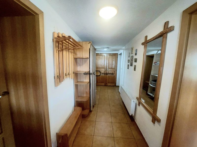  NA PREDAJ Priestranný rodinný dom s farmou  Detva - Chodba v rodinnom dome s dreveným dekorom a vešiakovým panelom.