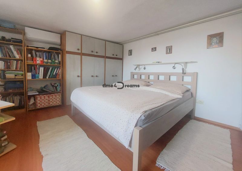  NA PREDAJ Priestranný rodinný dom s farmou  Detva - Spálňa v rodinnom dome s manželskou posteľou, skriňou a podlahou s dreveným dekorom.