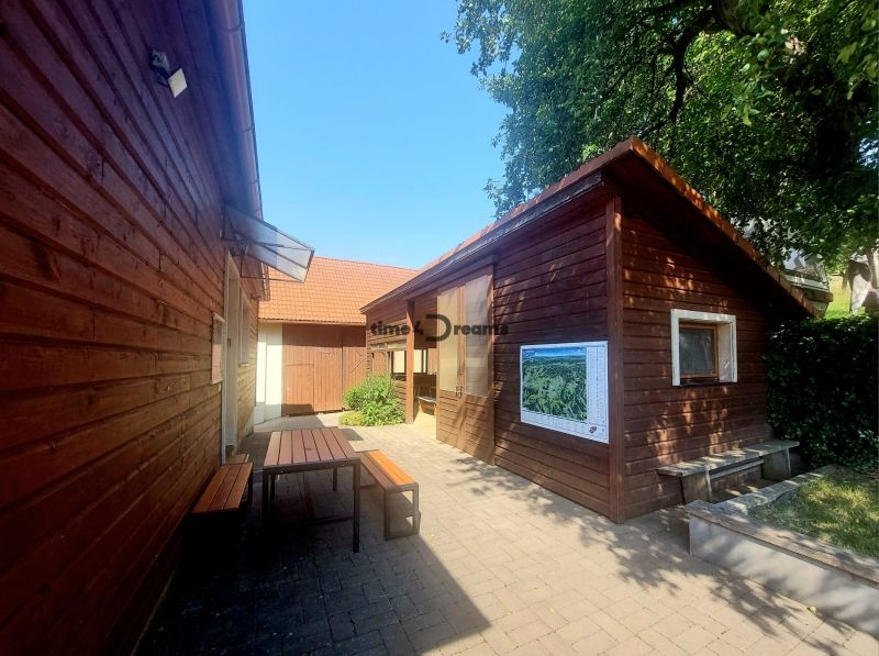  NA PREDAJ Priestranný rodinný dom s farmou  Detva - Drevená terasa rodinného domu v Detve s lavicami a stĺpikotou.