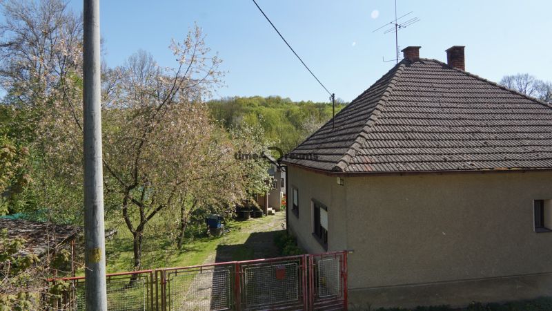 NA PREDAJ – chalupa alebo rodinný dom na pokojné bývanie  - Rodinný dom v Krajnom so strechou a záhradou plnou stromov.
