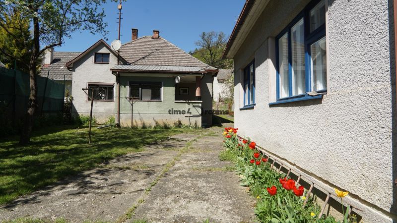 NA PREDAJ – chalupa alebo rodinný dom na pokojné bývanie  - Rodinný dom v Krajnom so záhradou, kvetmi a spevnenou cestičkou.