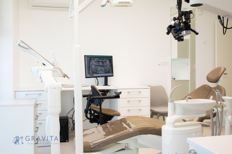 Kompletne zariadená zubná ambulancia, Záhorská Bystrica - Zubná ambulancia so zubárskym kreslom a vybavením v obchodných priestoroch.
