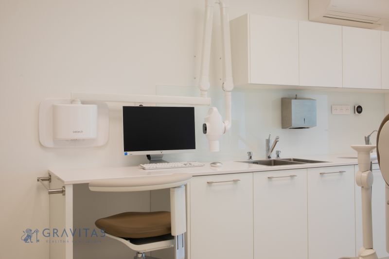 Kompletne zariadená zubná ambulancia, Záhorská Bystrica - Zubná ordinácia s monitorom, umývadlom a prístrojmi, ideálne pre obchodné priestory v lokalite.
