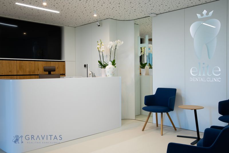 Kompletne zariadená zubná ambulancia, Záhorská Bystrica - Recepcia dentalnej kliniky s pohodlným sedením, návrh interiéru s drevom a kvetmi.