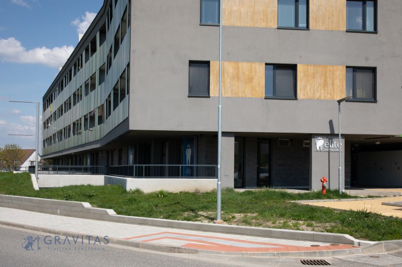 Kompletne zariadená zubná ambulancia, Záhorská Bystrica - Budova s obchodnými priestormi na ulici Kunovská, moderná architektúra a prechádzka.