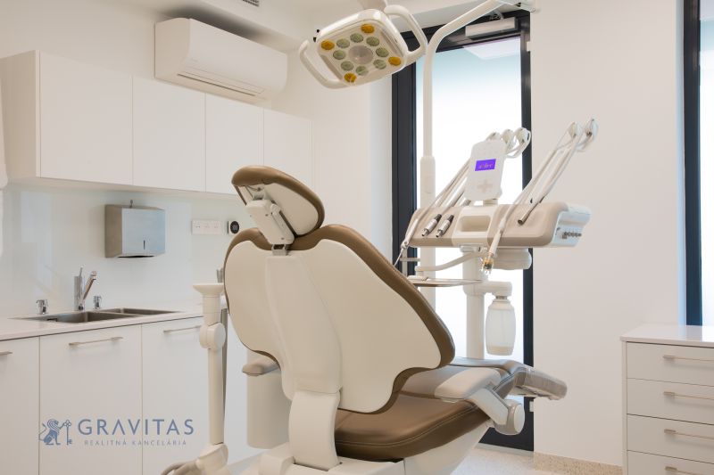 Kompletne zariadená zubná ambulancia, Záhorská Bystrica - Dentálna ordinácia so zubárskym kreslom a moderným vybavením v obchodných priestoroch.